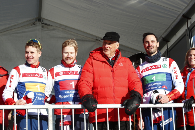 Vinnerlaget gratulerer av Kongen på kongetribunen. Det var Lyn ski 1 med Simen Hegstad, Johan Tjelle og Hans Christer Holund som vant 3x10 km stafett for menn under NM på ski. Foto: Terje Pedersen / NTB scanpix